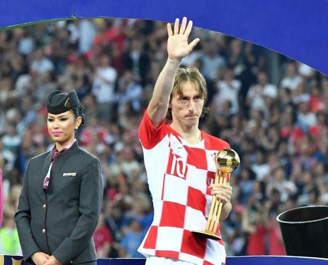 东契奇30分10助攻詹姆斯30分，湖人客场111-103力克鹈鹕