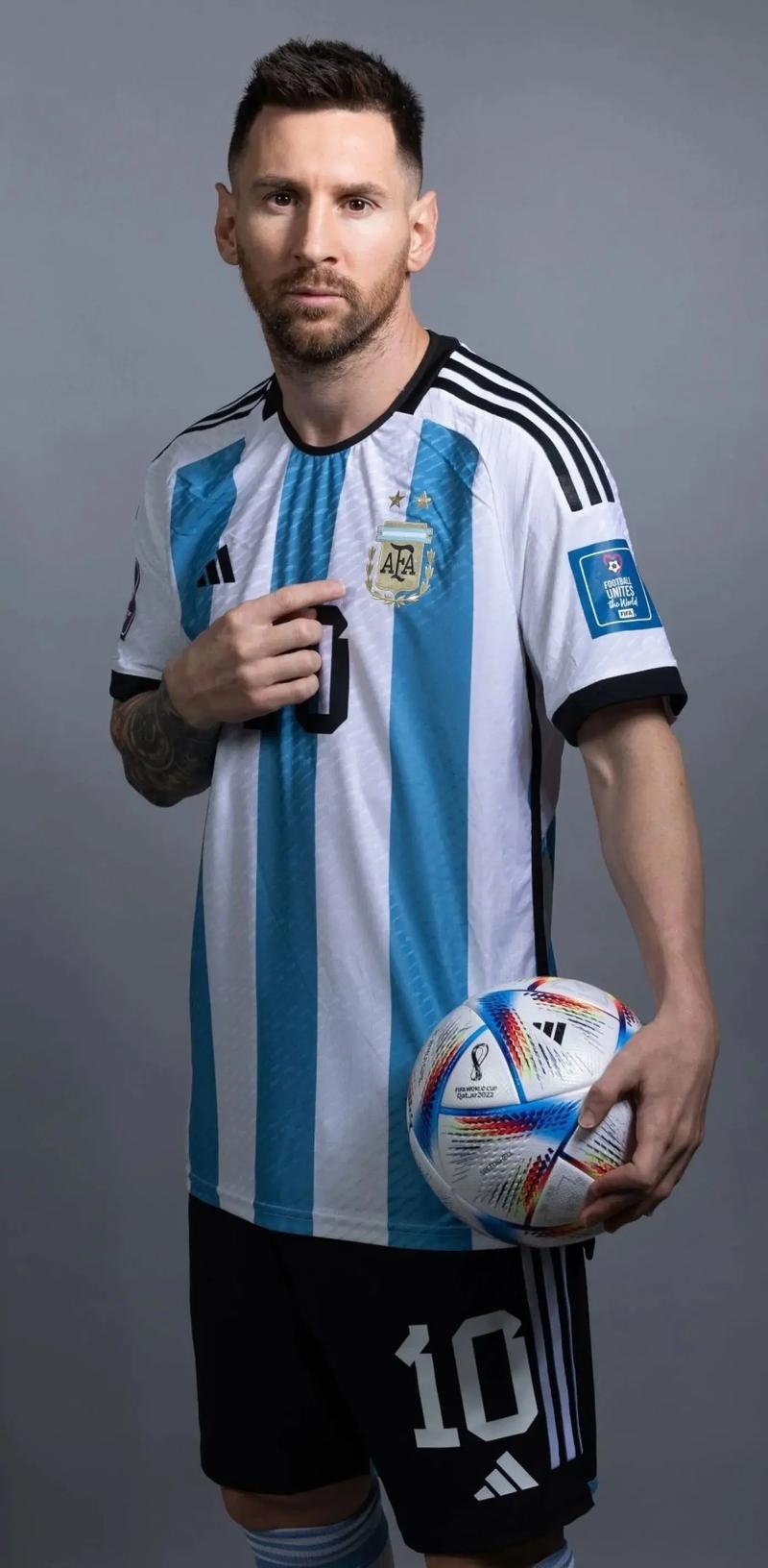 卡尔更新社媒，内容包含双手下压庆祝照