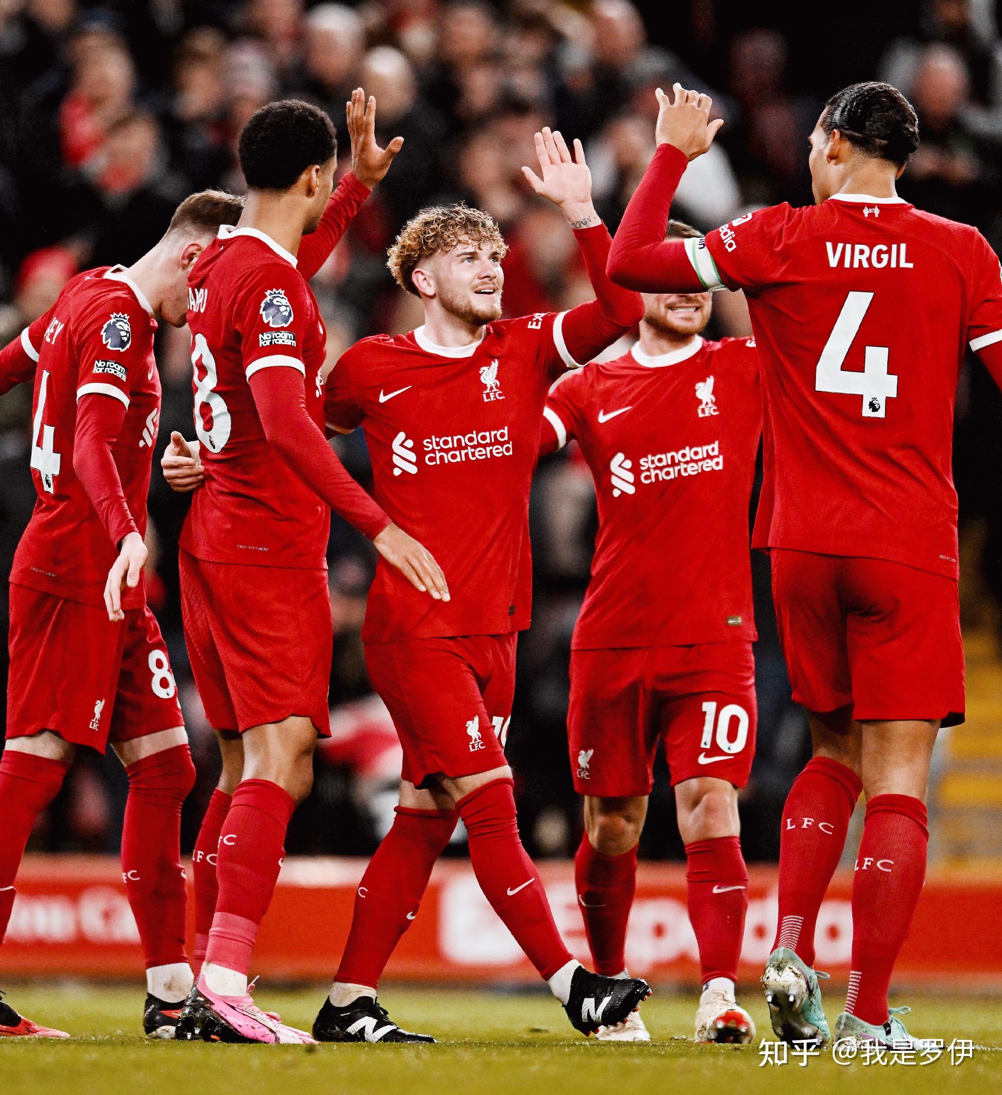 贡萨洛-加西亚打进世界波后，姆巴佩在看台上站起来为其鼓掌